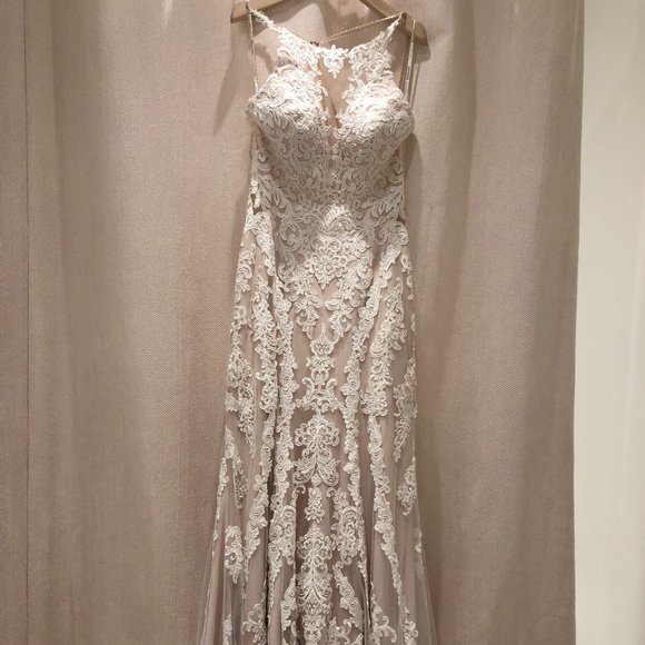 Ivory lace, illusion neckline, low back - Picture 2 of 5